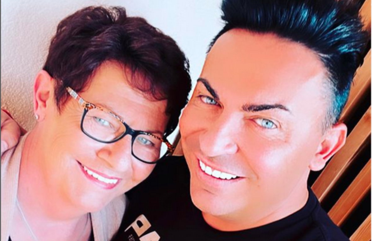 Matthias Mangiapane und seine Mutter Dagmar lächeln für ein Instagram-Selfie