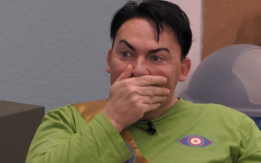 Matthias Mangiapane sitzt im Sprechzimmer bei "Promi Big Brother"