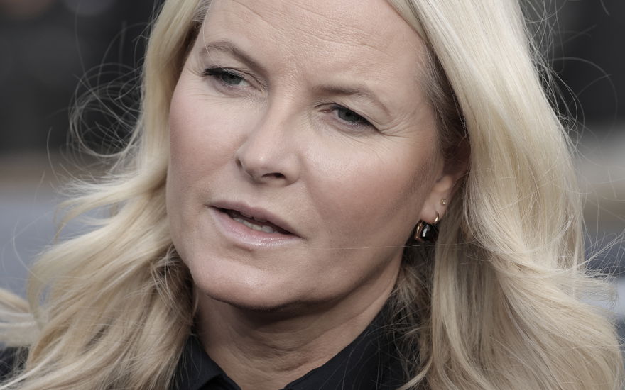 Prinzessin Mette-Marit von Norwegen guckt traurig und hat den Mund leicht geöffnet