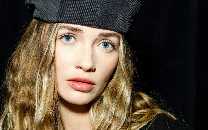Frau mit straffer haut wie Botox