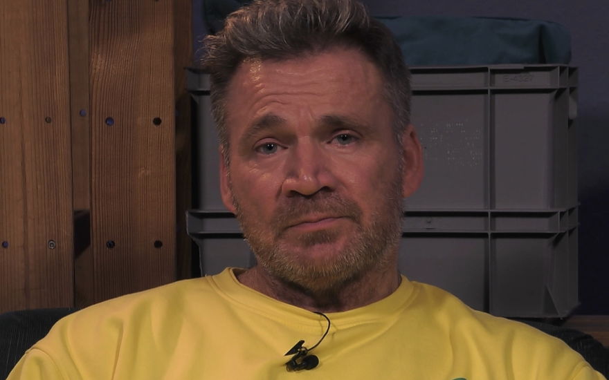 Peter Klein weint im Sprechzimmer bei "Promi Big Brother"