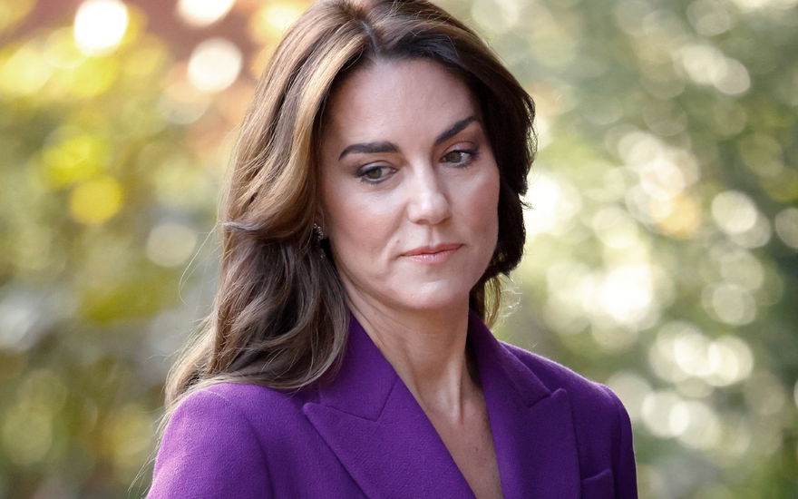 Prinzessin Kate sieht beschämt zu Boden