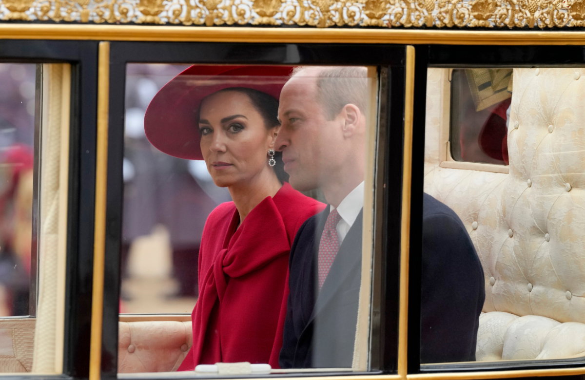 Prinzessin Kate und ihr Gatte Prinz William in einer Kutsche.