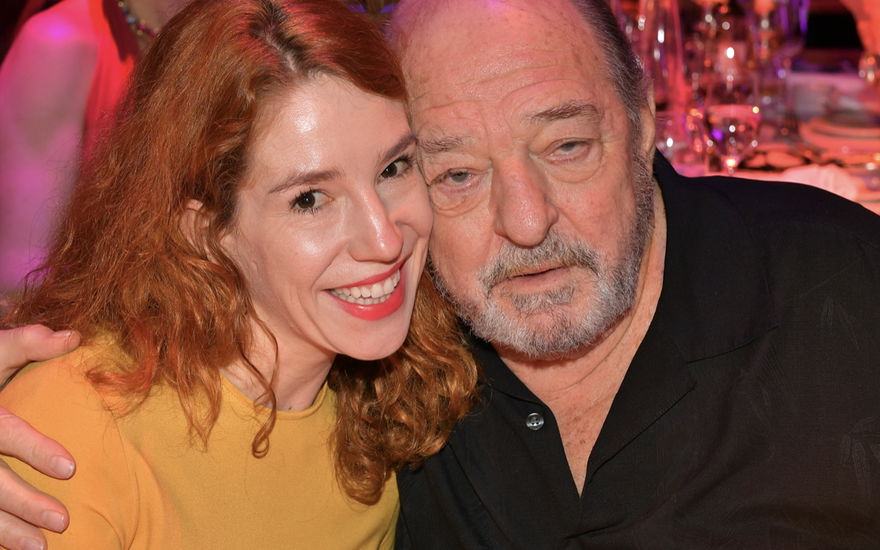 Raplh Siegel und Ehefrau Laura Kiefer sitzen nebeneinander, er hat seinen Arm um sie gelegt