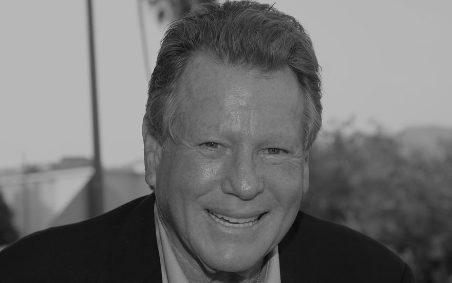 Ryan O'Neal blickt lächelnd in die Kamera