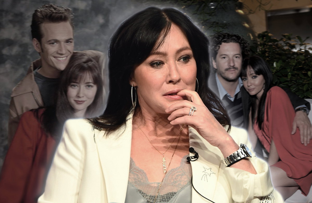 Shannen Doherty sieht nachdenklich aus, im Hintergrund sind Bilder von ihr mit Luke Perry und Kurt Iswarienko