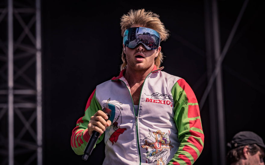 Ski Aggu mit Brille auf der Bühne