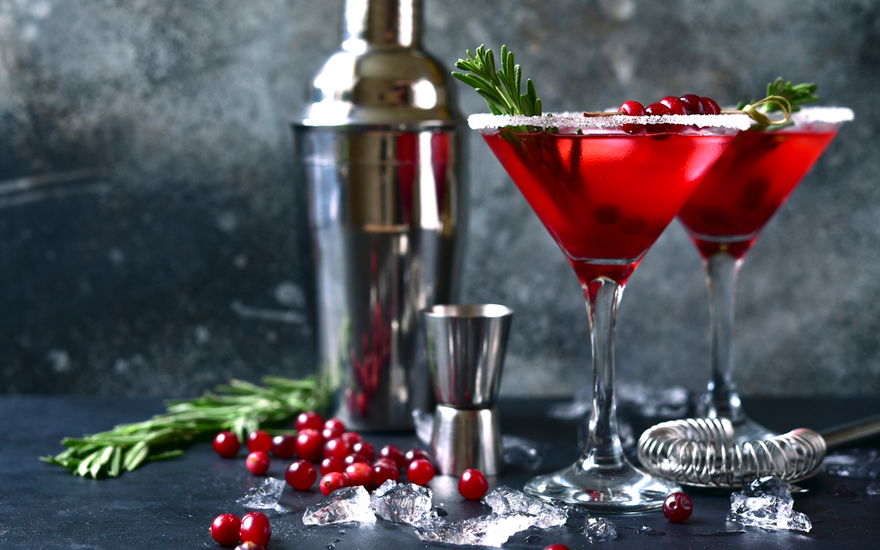 zwei Gläser mit weihnachtlichem Snow Globe Cocktail