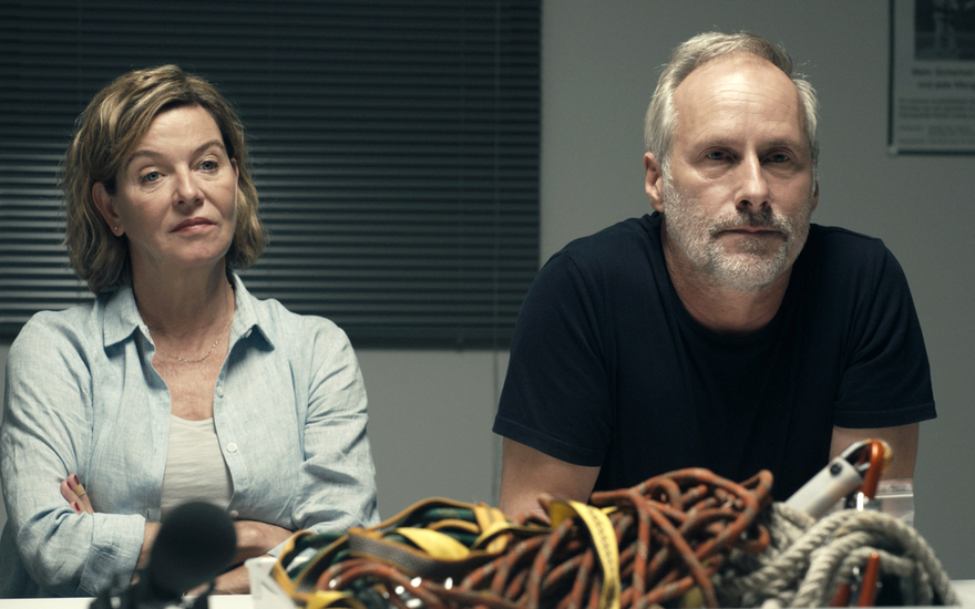 Margarita Broich und Wolfram Koch sitzen an einem Tisch und gucken ernst im Frankfurt Tatort