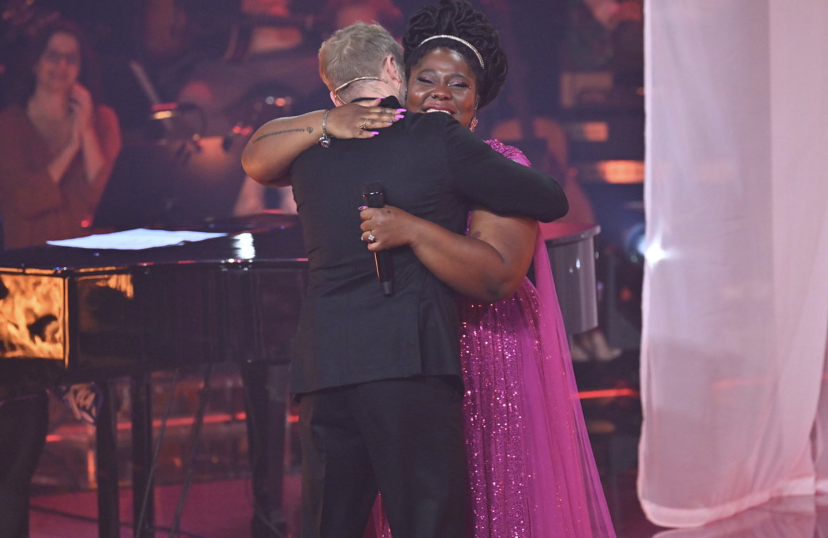 Ronan Keating umrmt Emely Myles beim Halbfinale von "The Voice of Germany"