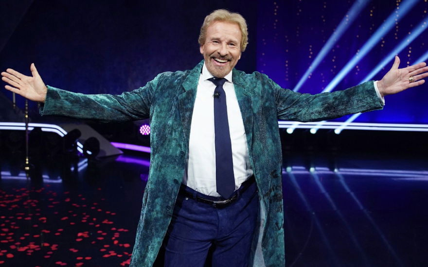 Thomas Gottschalk breitet die Hände aus strahlt