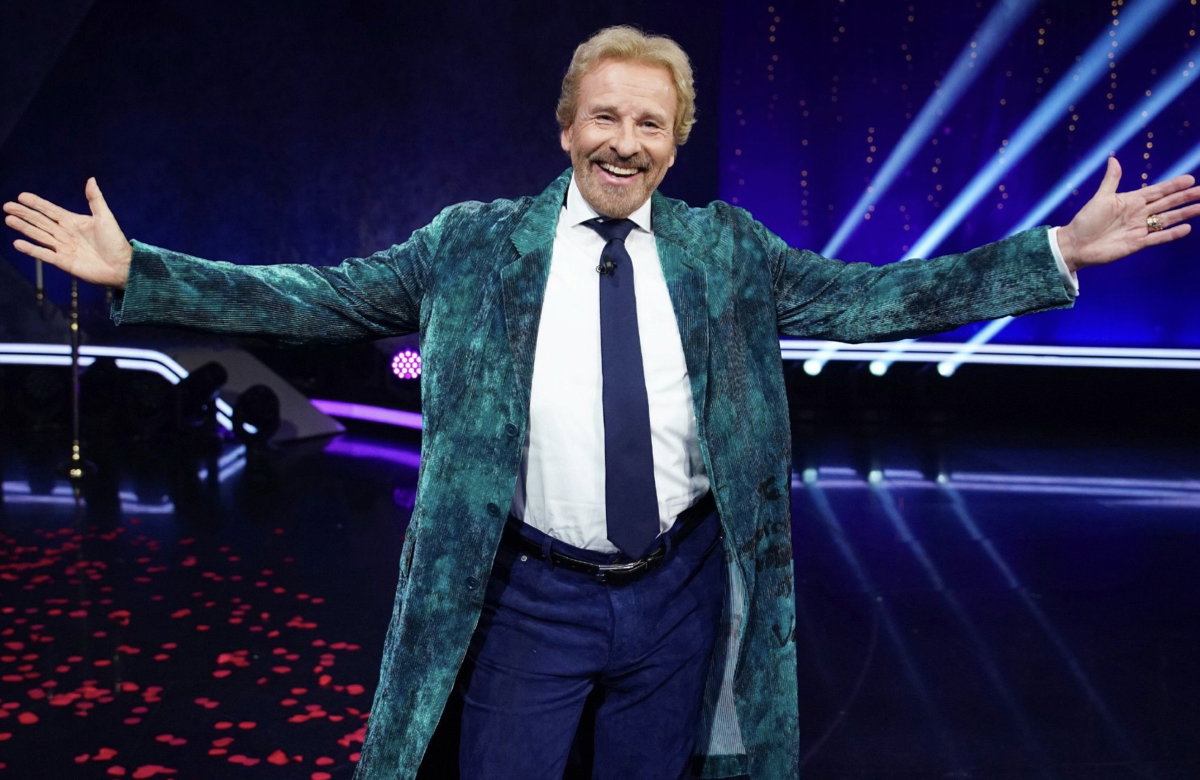 Thomas Gottschalk breitet die Hände aus strahlt