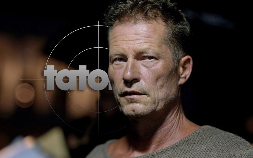 Til Schweiger sieht ernst aus, im Hintergrund ist das "Tatort"-Logo zu erkennen