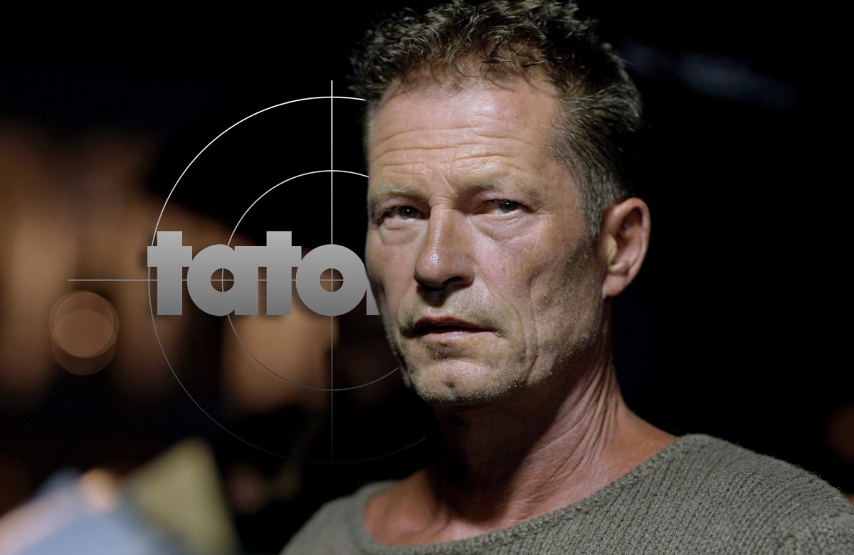 Til Schweiger sieht ernst aus, im Hintergrund ist das "Tatort"-Logo zu erkennen