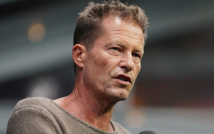 Til Schweiger spricht angeregt in ein Mikrofon