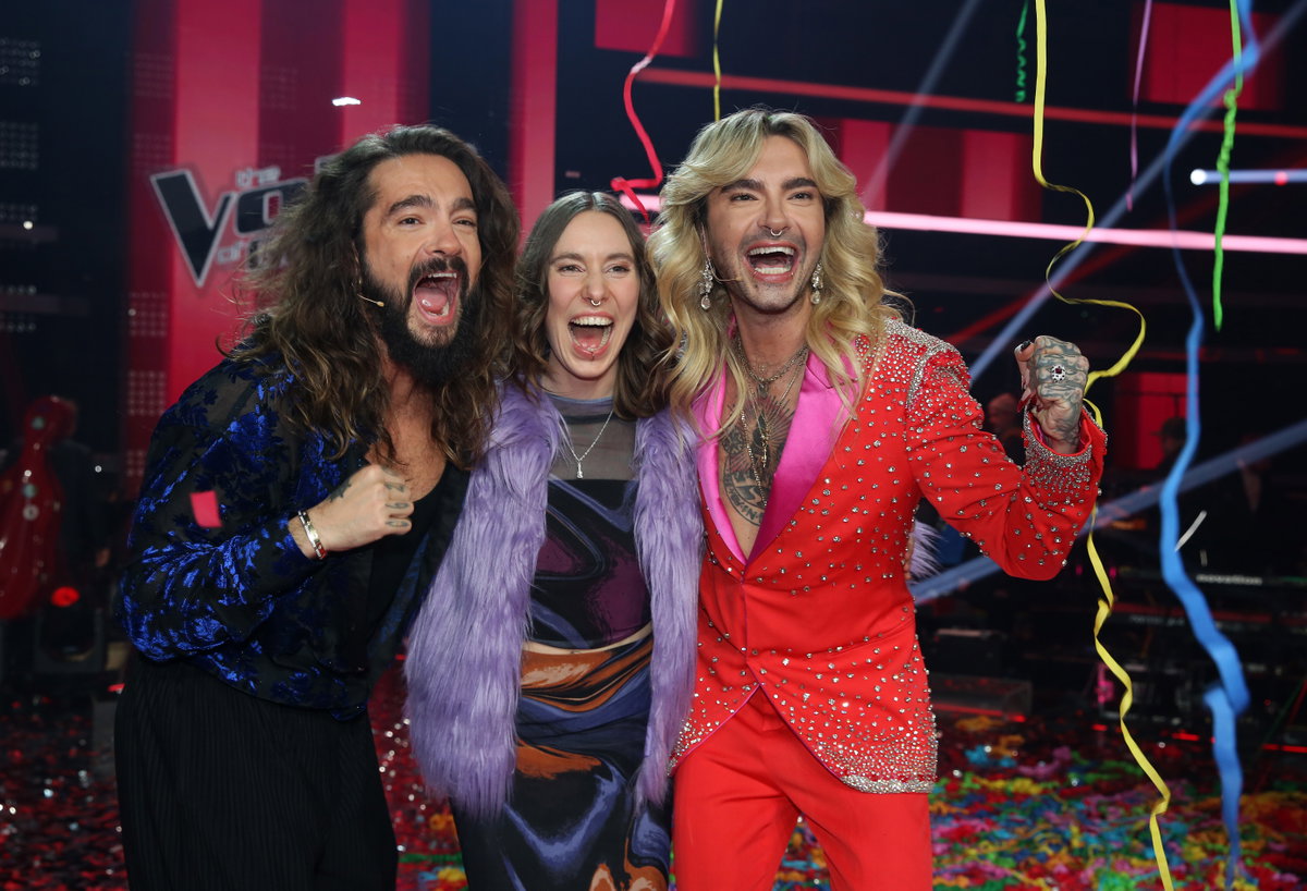 Tom Kaulitz und Bill Kaulitz mit der "The Voice of Germany"-Gewinnerin Malou Lovis Kreyelkamp