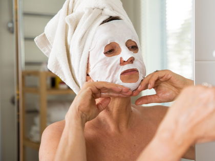 Anti-Aging: Auf diese 1-Euro-Maske mit Retinol schwören Frauen ab 60
