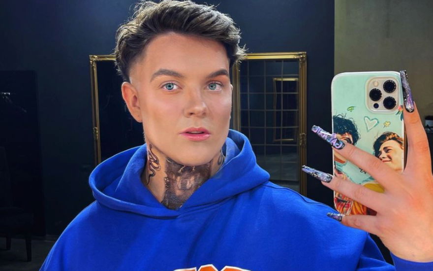 Twenty4tim macht ein Spiegel-Selfie