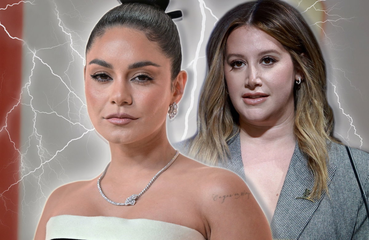 Vanessa Hudgens sieht entschlossen aus, Ashley Tisdale steht mit bedrücktem Gesicht hinter ihr, zwischen ihnen schießen Blitze