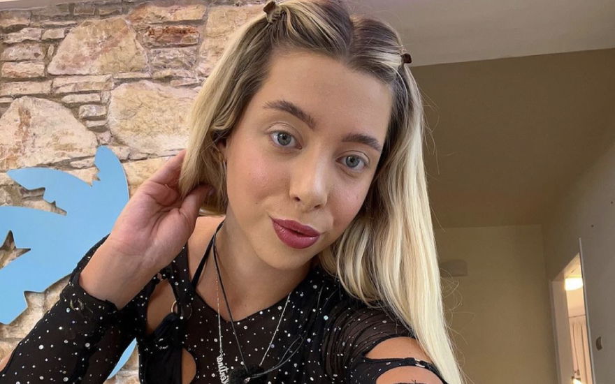 Walentina Doronina blickt in die Selfie-Kamera