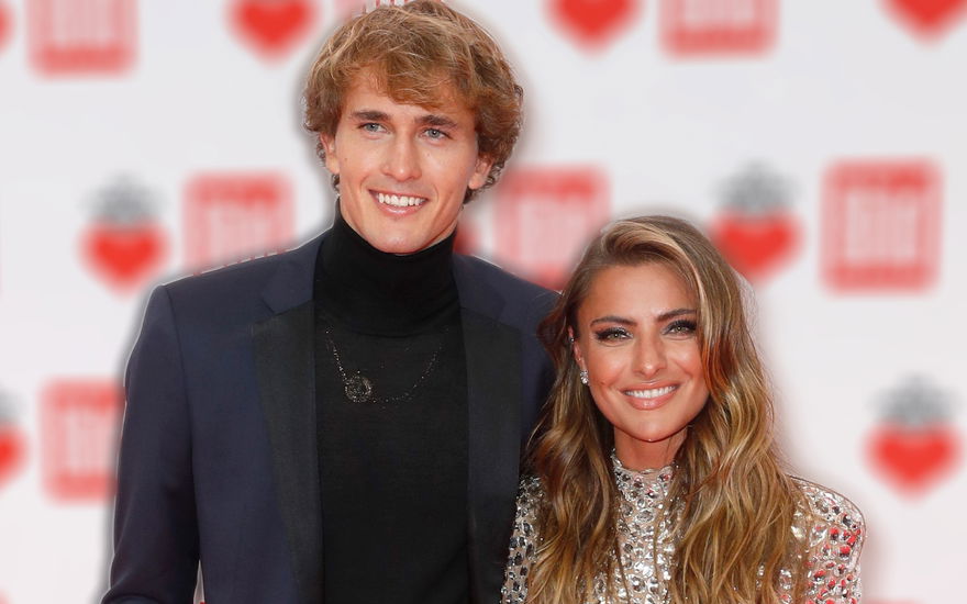 Alexander Zverev und Sophia Thomalla lächeln glücklich