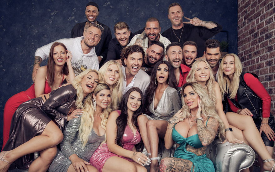 B:Real-Cast mit Eric, Jona, Flocke, Diogo, Sasa, Xenia, Sanja, Arielle, Ismet, Chris, Fabio, Nico, Marlisa, Mike, Michelle, Sanja, Micaela, Nathalie, Kader, Gina-Lisa