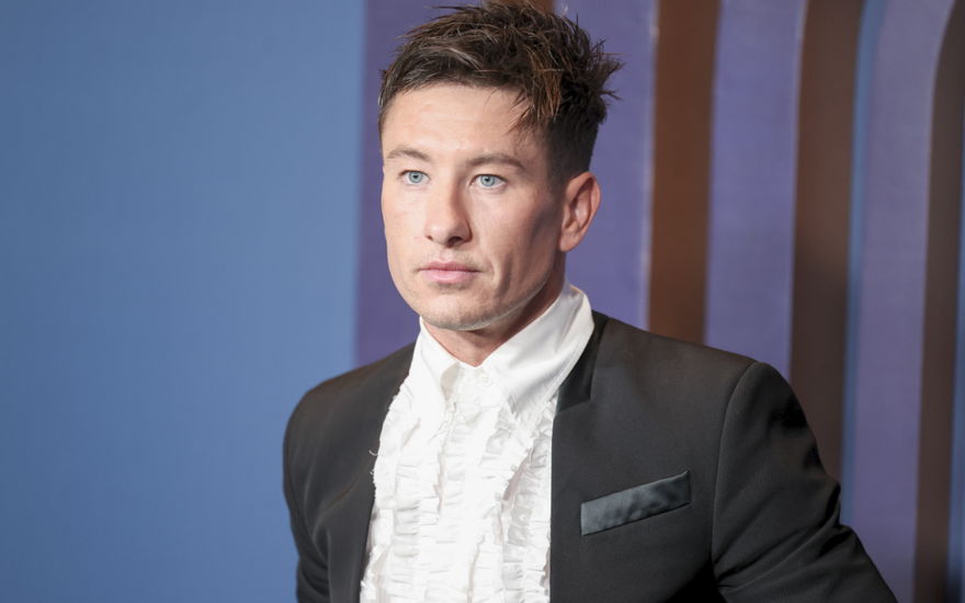 Barry Keoghan vor blauem Hintergrund