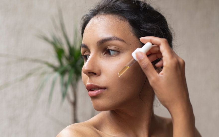 Frau mit Anti-Aging-Serum