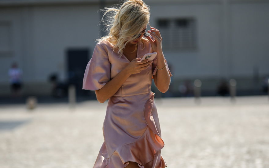 Frau im rosa Wickelkleid