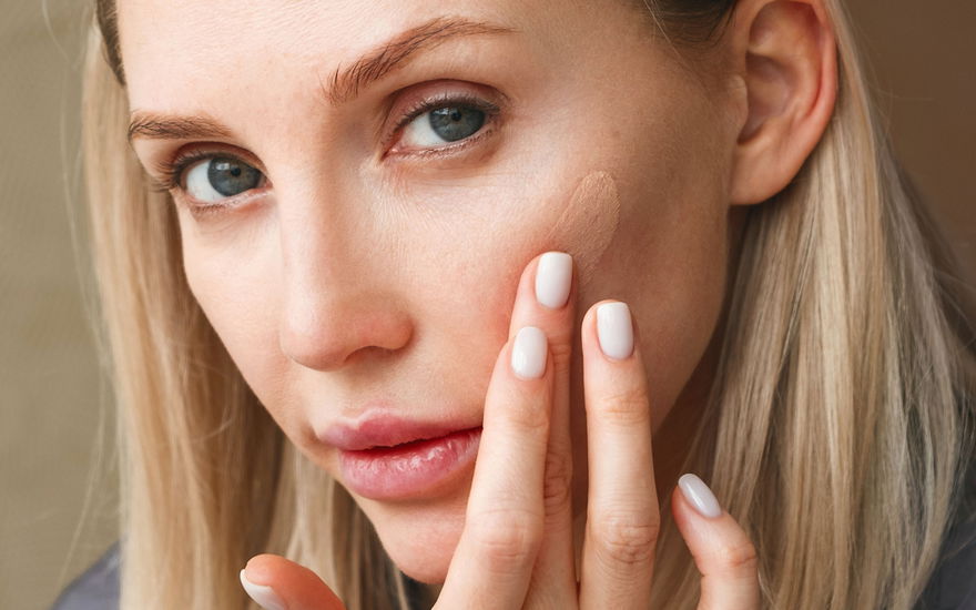 Frau mit Anti-Aging-Foundation