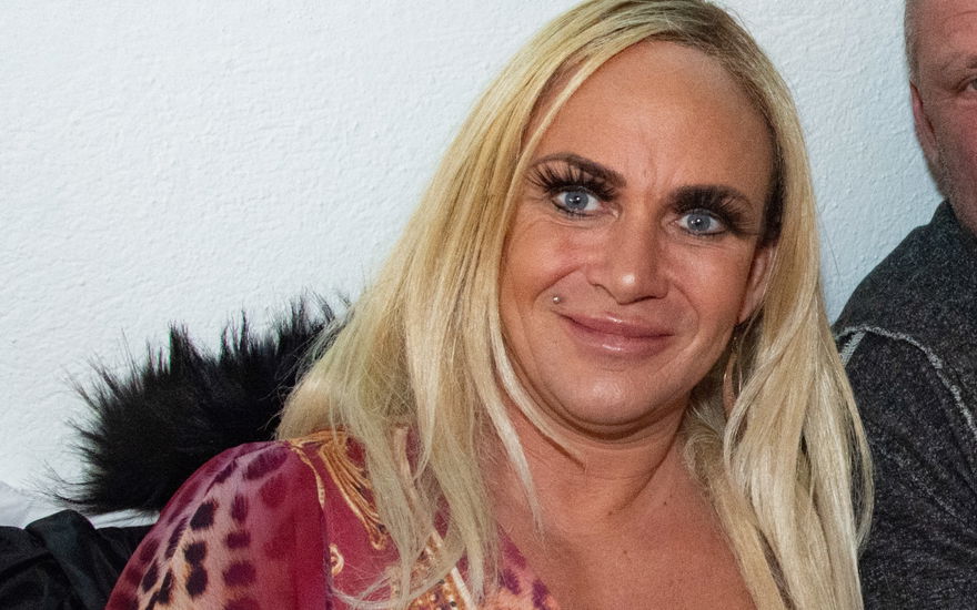 Caro Robens lächelt in die Kamera