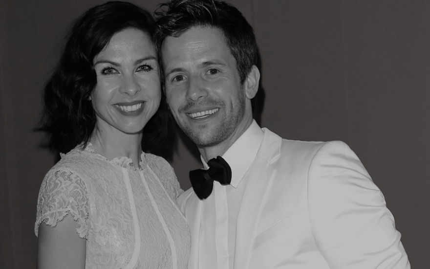 Jessica Klepser und ihr Ehemann Christian Oliver stehen nebeneinander und lächeln.