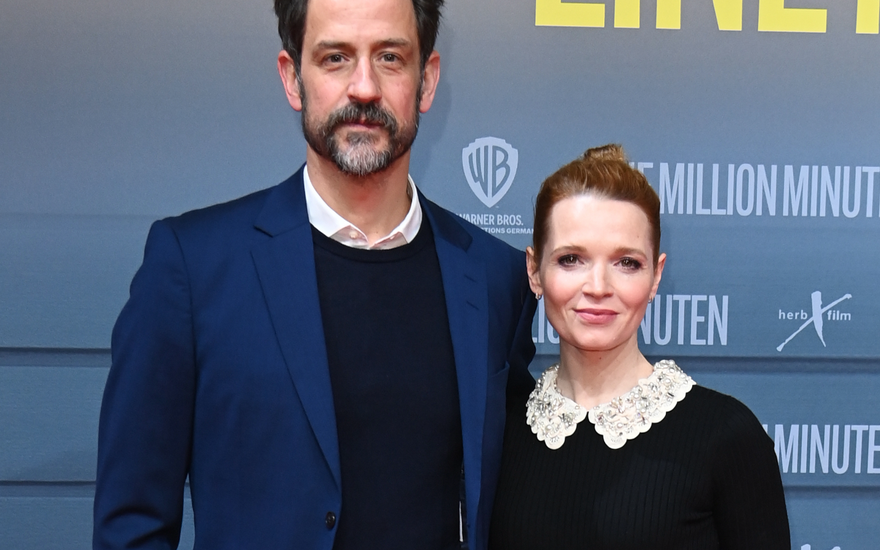 Christopher Doll & Karoline Herfurth posieren zusammen