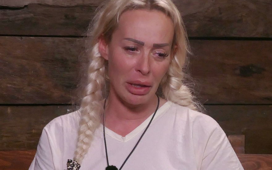 Cora Schumacher weint im Dschungeltelefon im Dschungelcamp