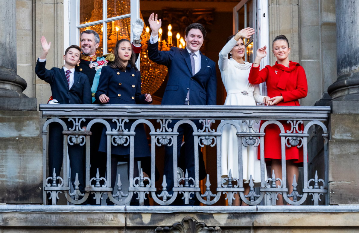 König Frederik und Königin Mary mit ihren vier Kindern auf dem Balkon von Schloss Christiansborg..