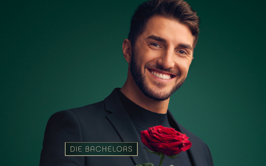"Die Bachelors" 2024 mit Logo und Rose - Dennis Gries