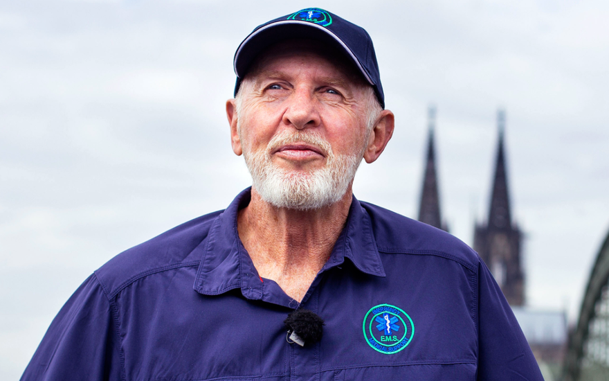 Dr. Bob schaut in die Ferne