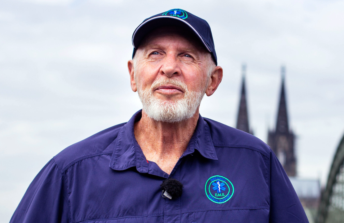 Dr. Bob schaut in die Ferne