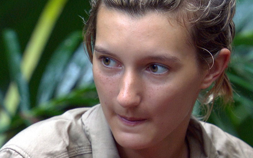 Anya Elsner guckt im Dschungelcamp ernst zur Seite