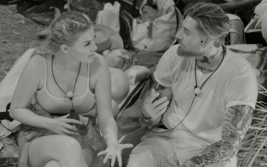 Kim Virginia Hartung und Mike Heiter streiten sich im Dschungelcamp am Lagerfeuer