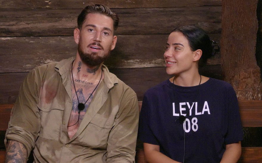Leyla Lahouar schaut Mike Heiter im Dschungelcamp an und lächelt