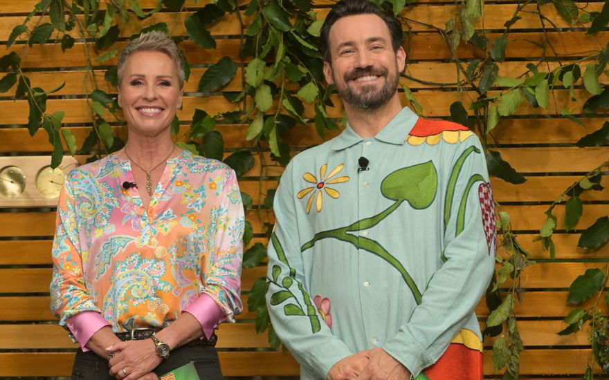 Sonja Zietlow und Jan Köppen lächeln bei einer Dschungelprüfung in die Kamera