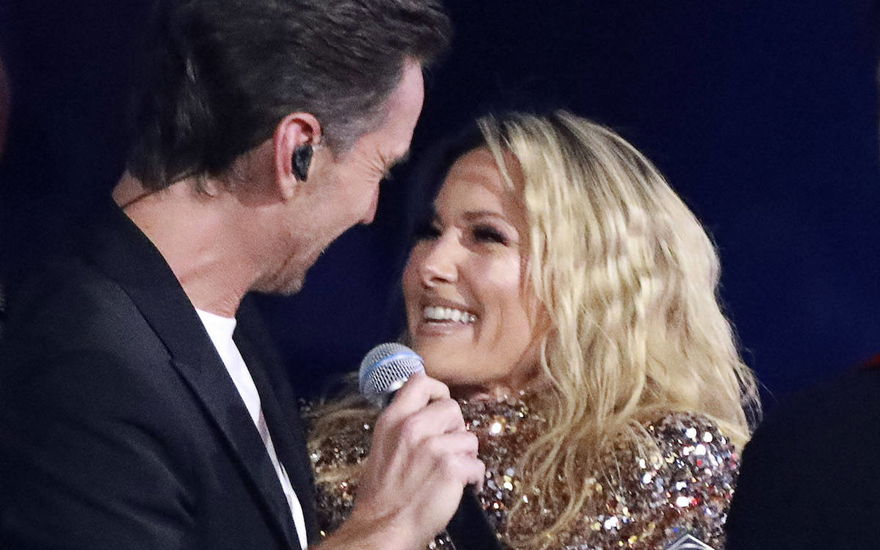 Florian Silbereisen und Helene Fischer lächeln sich an