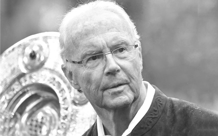 Franz Beckenbauer vor Meisterschale (s/w)