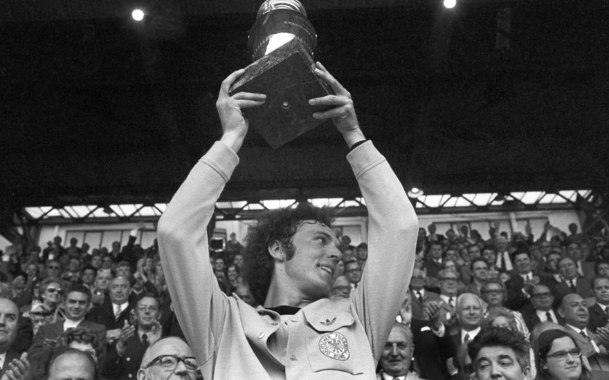 Franz Beckenbauer hält Pokal in die Luft 1972