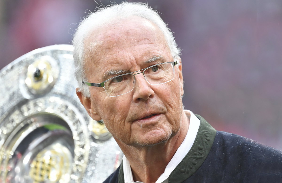 Franz Beckenbauer mit Meisterschale im Hintergrund