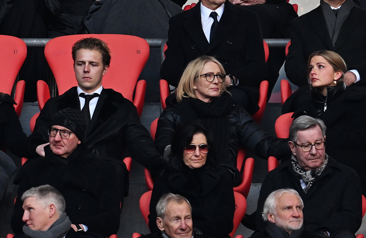 Heidi Beckenbauer mit ihren Kindern bei Franz Beckenbauers Trauerfeier