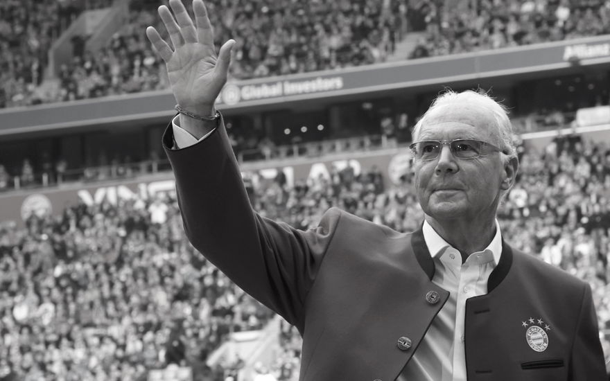 Franz Beckenbauer winkt Publikum im Stadion zu