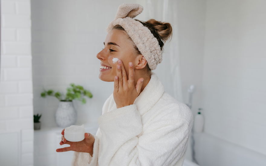 Frau mit Anti-Aging-Creme