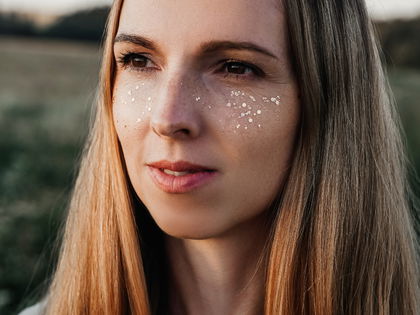 Hautpflege bei Akne: Mit diesem Drogerie-Peeling haben Pickel-Male keine Chance